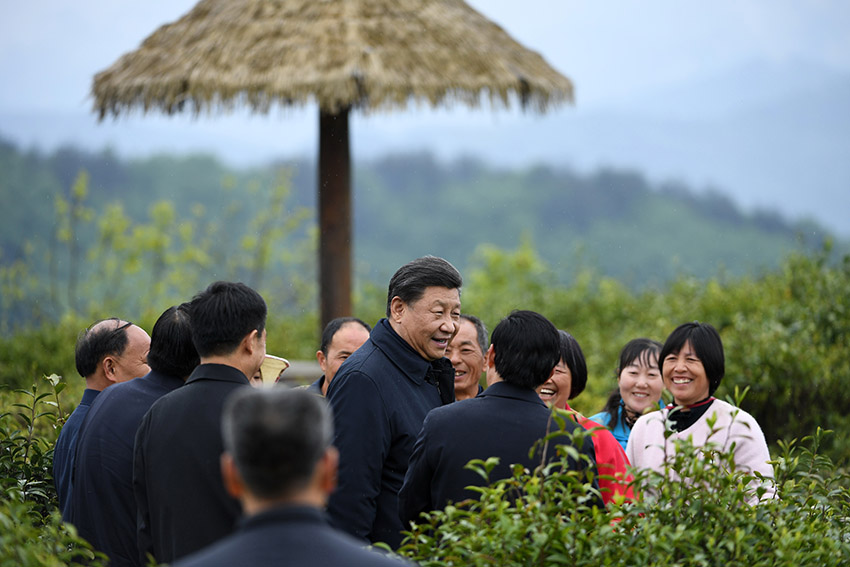 習(xí)近平總書記21日來到陝西省安康市平利縣老縣鎮(zhèn)，在錦屏社區(qū)、鎮(zhèn)衛(wèi)生院、中心小學(xué)和茶園考察當(dāng)?shù)孛撠毠缘惹闆r。（文字記者：張曉鬆 攝影記者：鞠鵬、謝環(huán)馳、燕雁、翟健嵐）