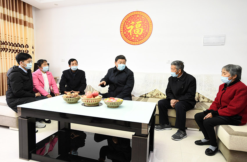 4月20日至23日，中共中央總書記、國家主席、中央軍委主席習(xí)近平在陝西考察。這是4月21日，習(xí)近平在安康市平利縣老縣鎮(zhèn)錦屏社區(qū)，同搬遷戶汪顯平一家圍坐在一起拉家常。新華社記者 謝環(huán)馳 攝