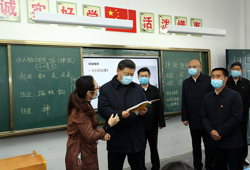 習(xí)近平總書記21日來到陝西省安康市平利縣老縣鎮(zhèn)，在錦屏社區(qū)、鎮(zhèn)衛(wèi)生院、中心小學(xué)和茶園考察當(dāng)?shù)孛撠毠?jiān)等情況。（文字記者：張曉鬆 攝影記者：鞠鵬、謝環(huán)馳、燕雁、翟健嵐）