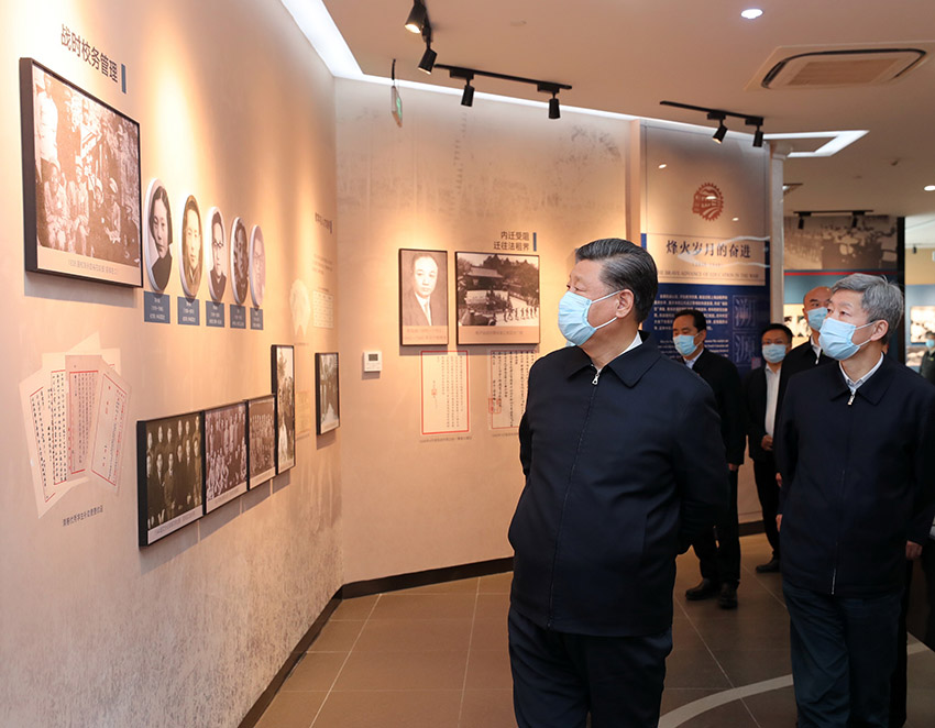 4月20日至23日，中共中央總書記、國家主席、中央軍委主席習近平在陝西考察。這是4月22日，習近平在西安交通大學交大西遷博物館參觀。新華社記者 鞠鵬 攝
