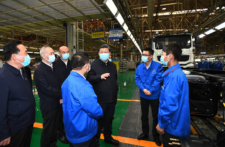 習近平總書記22日在西安考察調研。他先后來到陝西汽車控股集團有限公司、西安交通大學、大唐不夜城步行街，了解企業復工復產和社會生活秩序恢復等情況。（文字記者：張曉鬆  攝影記者：鞠鵬、謝環馳、燕雁、翟健嵐）
