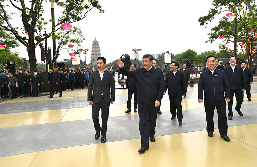 4月20日至23日，中共中央總書記、國家主席、中央軍委主席習近平在陝西考察。這是4月22日，習近平在西安大唐不夜城步行街考察時，向游客揮手致意。新華社記者 謝環馳 攝