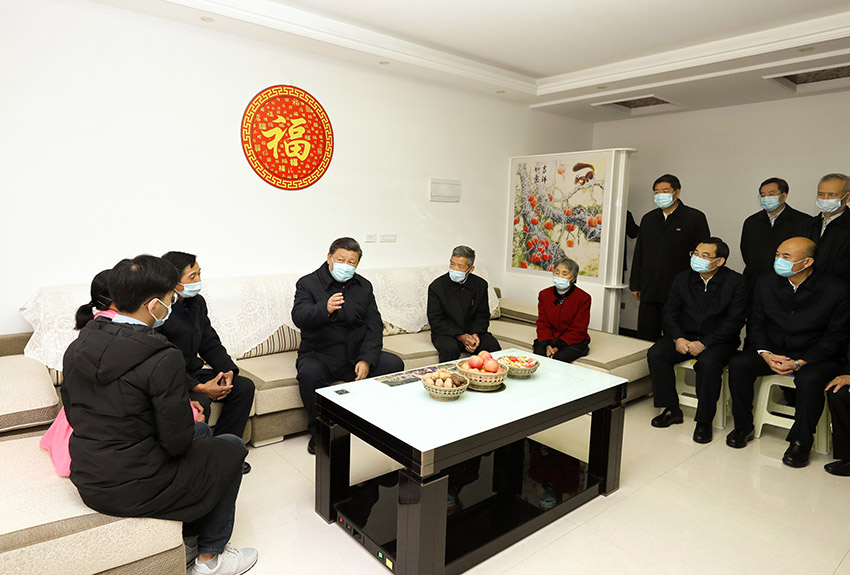 習(xí)近平總書記21日來到陝西省安康市平利縣老縣鎮(zhèn)，在錦屏社區(qū)、鎮(zhèn)衛(wèi)生院、中心小學(xué)和茶園考察當(dāng)?shù)孛撠毠缘惹闆r。（文字記者：張曉鬆 攝影記者：鞠鵬、謝環(huán)馳、燕雁、翟健嵐）