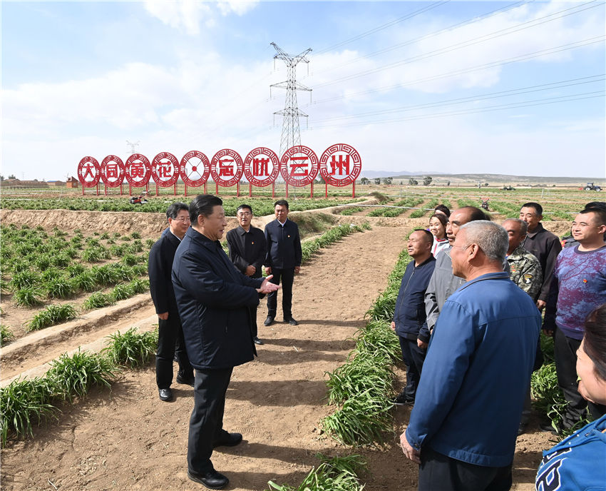 5月11日至12日，中共中央總書記、國家主席、中央軍委主席習(xí)近平在山西考察。這是5月11日下午，習(xí)近平在大同市雲(yún)州區(qū)有機(jī)黃花標(biāo)準(zhǔn)化種植基地，同正在勞作的村民們親切交談。 新華社記者 李學(xué)仁 攝