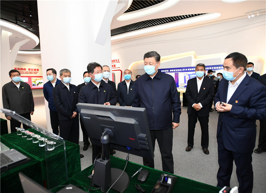 5月11日至12日，中共中央總書記、國家主席、中央軍委主席習(xí)近平在山西考察。這是5月12日上午，習(xí)近平在山西轉(zhuǎn)型綜合改革示范區(qū)政務(wù)服務(wù)中心，了解示范區(qū)改革創(chuàng)新發(fā)展情況。新華社記者 謝環(huán)馳 攝
