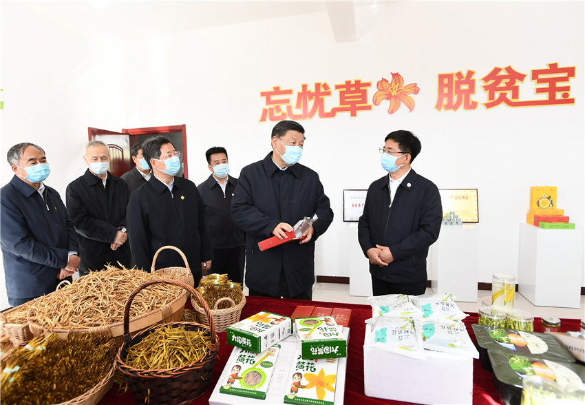5月11日至12日，中共中央總書記、國家主席、中央軍委主席習近平在山西考察。這是5月11日下午，習近平在大同市雲州區西坪鎮坊城新村技能培訓服務站，察看黃花產業相關產品展示。新華社記者 謝環馳 攝
