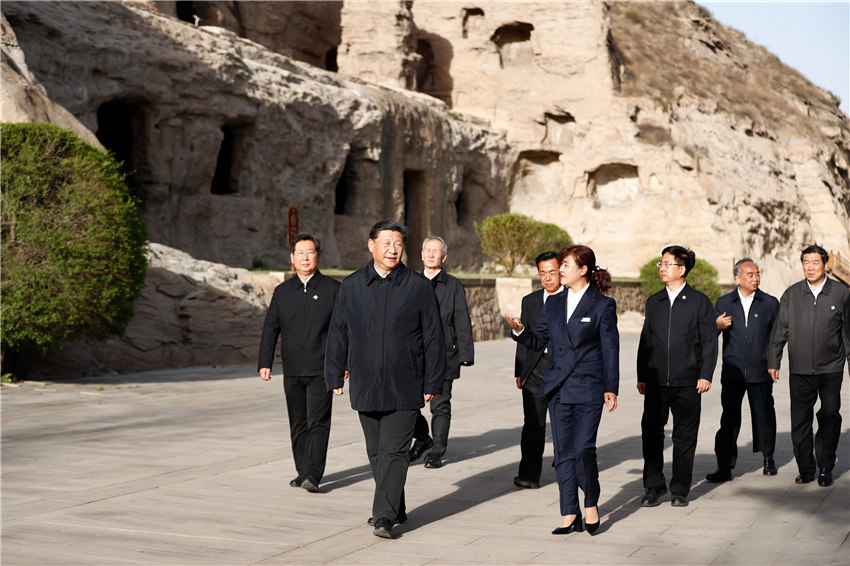 5月11日至12日，中共中央總書記、國家主席、中央軍委主席習近平在山西考察。這是5月11日下午，習近平在大同市雲岡石窟考察歷史文化遺產保護情況。新華社記者 劉彬 攝