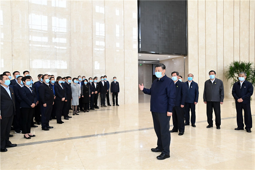 5月11日至12日，中共中央總書記、國家主席、中央軍委主席習(xí)近平在山西考察。這是5月12日上午，習(xí)近平在山西轉(zhuǎn)型綜合改革示范區(qū)政務(wù)服務(wù)中心考察時(shí)，同工作人員親切交流。新華社記者 李學(xué)仁 攝