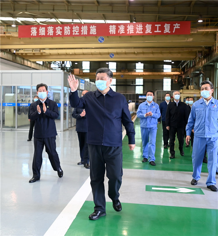 5月12日上午，正在山西考察的習(xí)近平總書記來(lái)到太鋼不鏽鋼精密帶鋼有限公司，走進(jìn)生產(chǎn)車間了解企業(yè)防疫抗疫和生產(chǎn)運(yùn)行情況，同工人們親切交談，叮囑他們不要麻痺鬆懈，切實(shí)抓好各項(xiàng)防控措施，保持零感染。（攝影記者：李學(xué)仁、謝環(huán)馳、劉彬）