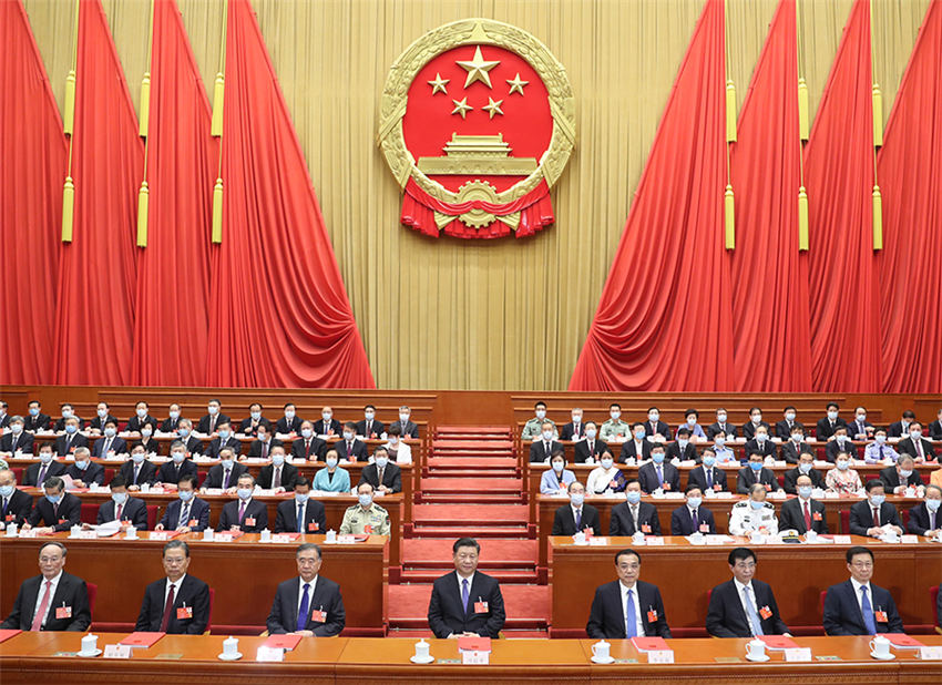 5月28日，第十三屆全國人民代表大會第三次會議在北京人民大會堂閉幕。黨和國家領導人習近平、李克強、汪洋、王滬寧、趙樂際、韓正、王岐山等在主席臺就座，栗戰書主持閉幕會並發表講話。 新華社記者 鞠鵬 攝