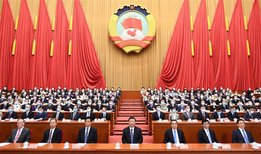 5月27日，中國(guó)人民政治協(xié)商會(huì)議第十三屆全國(guó)委員會(huì)第三次會(huì)議在北京閉幕。這是習(xí)近平、李克強(qiáng)、栗戰(zhàn)書、王滬寧、趙樂際、韓正、王岐山等在主席臺(tái)就座。 新華社記者 謝環(huán)馳 攝
