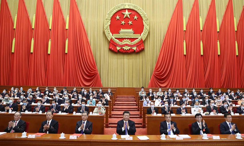 5月28日，第十三屆全國人民代表大會第三次會議在北京人民大會堂閉幕。黨和國家領(lǐng)導人習近平、李克強、汪洋、王滬寧、趙樂際、韓正、王岐山等在主席臺就座，栗戰(zhàn)書主持閉幕會並發(fā)表講話。 新華社記者 鞠鵬 攝