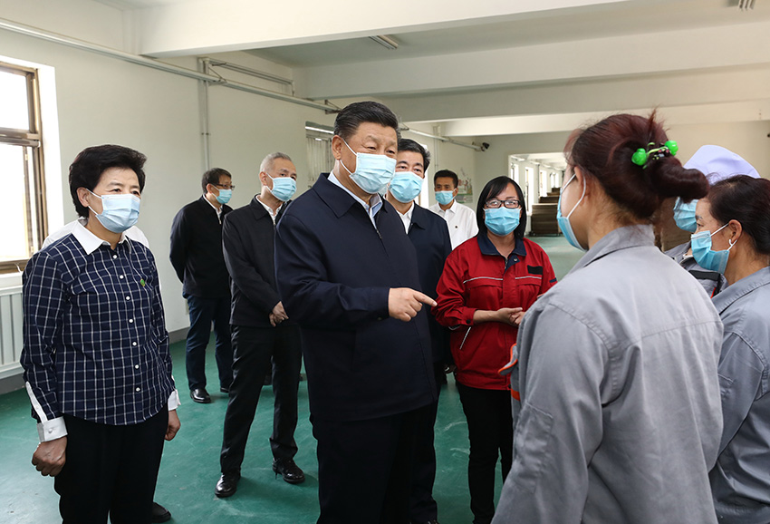 習近平總書記8日赴寧夏考察調研。當天下午，他來到吳忠市紅寺堡鎮弘德村，了解當地推進脫貧攻堅情況。（文字記者：張曉鬆、朱基釵 攝影記者：鞠鵬、謝環馳、王曄、燕雁）