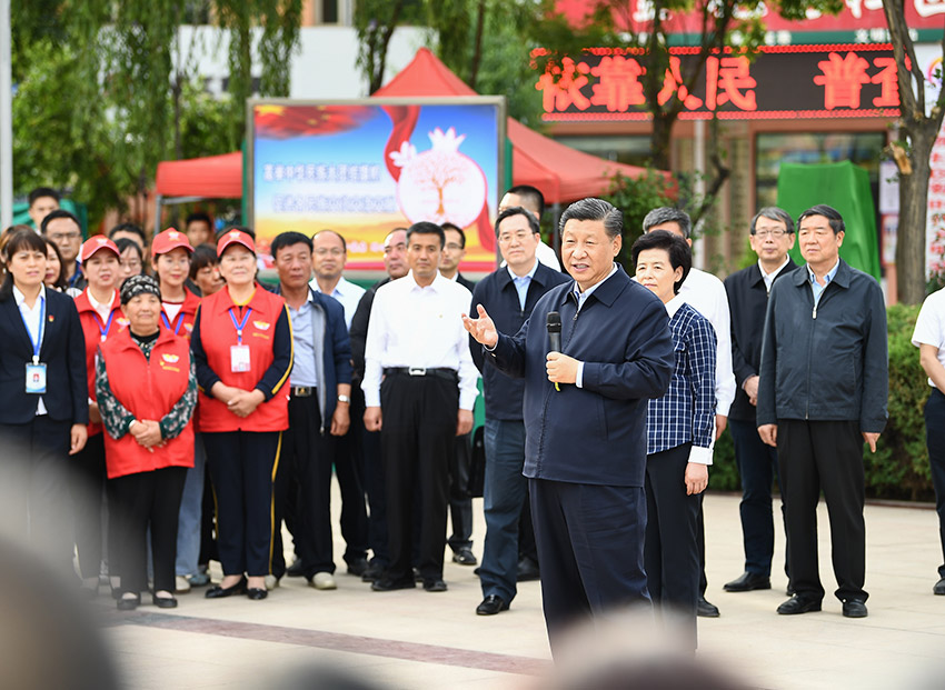6月8日至10日，中共中央總書記、國家主席、中央軍委主席習近平在寧夏考察。這是6月8日下午，習近平在吳忠市利通區金花園社區廣場，同居民們親切交流。 新華社記者 燕雁 攝