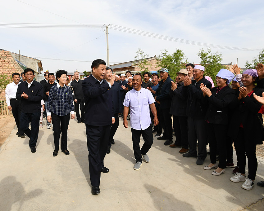 6月8日至10日，中共中央總書記、國家主席、中央軍委主席習近平在寧夏考察。這是6月8日下午，習近平在吳忠市紅寺堡區(qū)紅寺堡鎮(zhèn)弘德村看望移民搬遷群眾，向村民們揮手致意。 新華社記者 謝環(huán)馳 攝