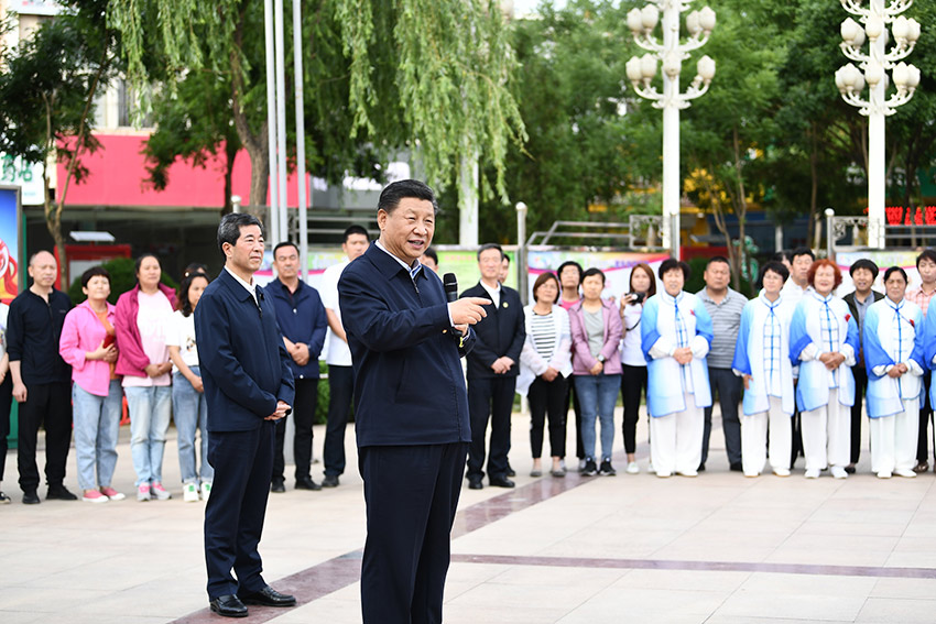 8日下午，習(xí)近平總書記來到寧夏吳忠市利通區(qū)金花園社區(qū)考察。（文字記者：張曉鬆、朱基釵 攝影記者：鞠鵬、謝環(huán)馳、燕雁）