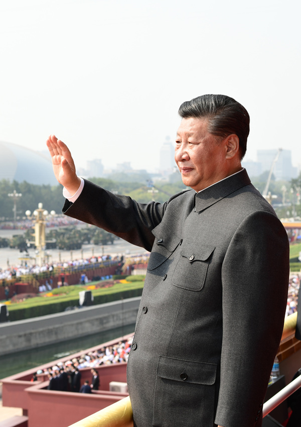 2019年10月1日，慶祝中華人民共和國成立70周年大會(huì)在北京天安門廣場隆重舉行。中共中央總書記、國家主席、中央軍委主席習(xí)近平發(fā)表重要講話並檢閱受閱部隊(duì)。這是習(xí)近平在天安門城樓上。新華社記者 謝環(huán)馳 攝