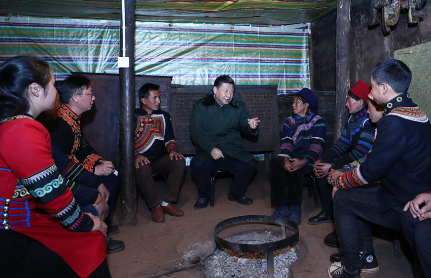 2018年2月11日，習近平在四川省涼山彝族自治州昭覺縣三岔河鄉三河村節列俄阿木家中同村民代表、駐村扶貧工作隊員圍坐火塘邊，共謀精準脫貧之策。新華社記者 鞠鵬 攝