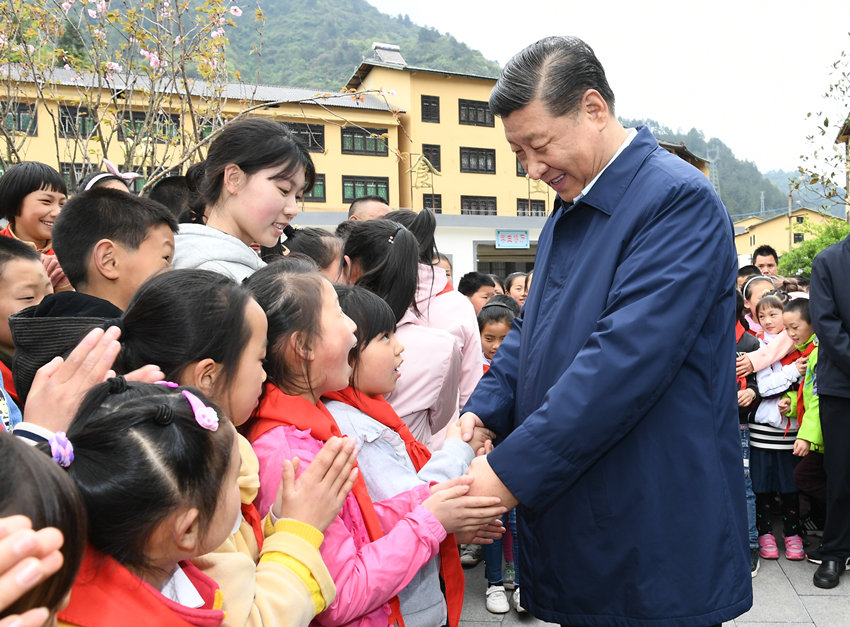 2019年4月15日至17日，中共中央總書記、國家主席、中央軍委主席習近平在重慶考察，並主持召開解決“兩不愁三保障”突出問題座談會。這是15日下午，習近平在石柱土家族自治縣中益鄉(xiāng)小學同學生們親切交談，詢問他們學習和生活情況。新華社記者 謝環(huán)馳 攝