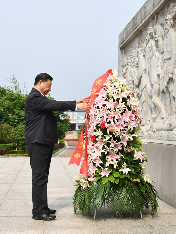 2019年5月20日，正在江西考察調研的中共中央總書記、國家主席、中央軍委主席習近平，來到中央紅軍長征集結出發地贛州市於都縣，向中央紅軍長征出發紀念碑敬獻花籃。新華社記者 謝環馳 攝