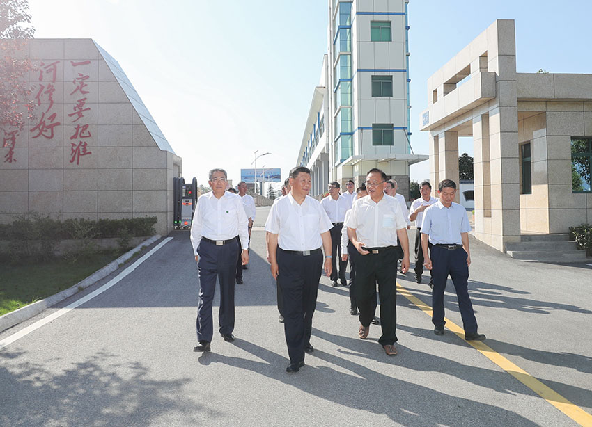 8月18日至21日，中共中央總書(shū)記、國(guó)家主席、中央軍委主席習(xí)近平在安徽省考察。這是18日下午，習(xí)近平在阜陽(yáng)市阜南縣王家壩閘考察，了解安徽省防汛工作及王家壩開(kāi)閘分洪情況。 新華社記者 王曄 攝