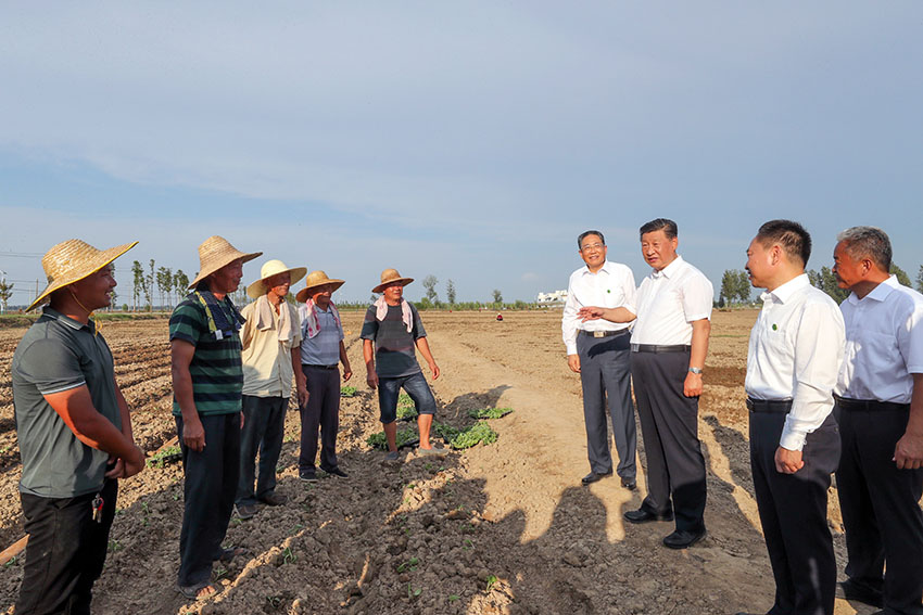 8月18日至21日，中共中央總書記、國家主席、中央軍委主席習近平在安徽省考察。這是18日下午，習近平在阜陽市阜南縣蒙窪蓄洪區，同正在退水地塊補種蔬菜的鄉親們親切交流。 新華社記者 鞠鵬 攝