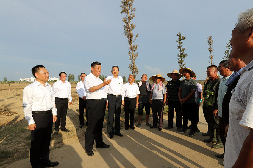 8月18日至21日，中共中央總書記、國家主席、中央軍委主席習(xí)近平在安徽省考察。這是18日下午，習(xí)近平在阜陽市阜南縣蒙窪蓄洪區(qū)，同正在勞作的鄉(xiāng)親們親切交流。 新華社記者 鞠鵬 攝