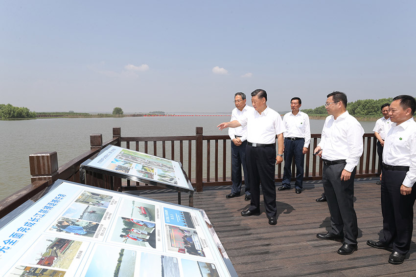 8月18日至21日，中共中央總書記、國家主席、中央軍委主席習(xí)近平在安徽省考察。這是19日上午，習(xí)近平在馬鞍山市薛家窪生態(tài)園，了解馬鞍山市長江岸線綜合整治和生態(tài)環(huán)境保護修復(fù)等情況。 新華社記者 王曄 攝