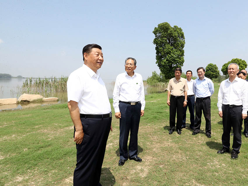 8月18日至21日，中共中央總書記、國家主席、中央軍委主席習(xí)近平在安徽省考察。這是19日上午，習(xí)近平在馬鞍山市薛家窪生態(tài)園，察看長江水情水勢和岸線生態(tài)環(huán)境。 新華社記者 鞠鵬 攝