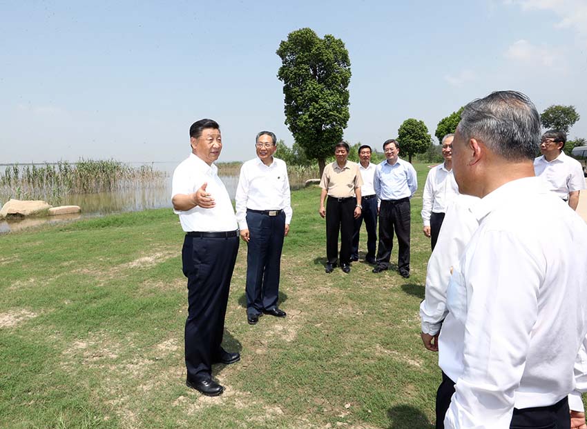 習近平總書記19日上午在安徽省馬鞍山市考察調研。他首先來到薛家窪生態園，實地察看長江水勢水情、岸線綜合整治和生態環境保護修復等情況。隨后，習近平前往中國寶武馬鋼集團，走進生產車間，了解企業復工復產和經營情況。（文字記者：新華社 張曉鬆 攝影記者：新華社 鞠鵬 王曄）