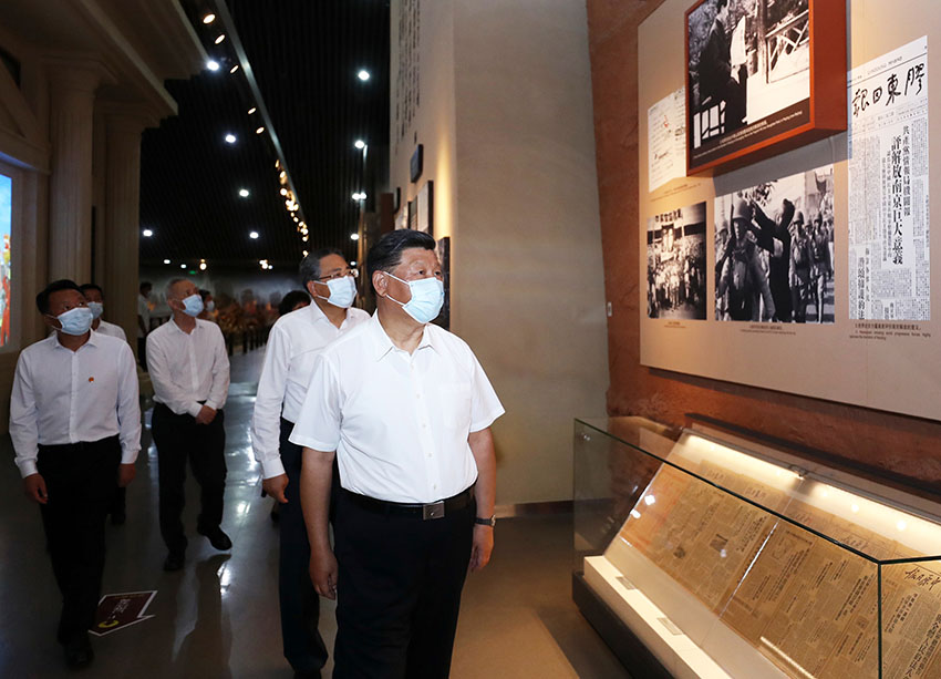 8月18日至21日，中共中央總書記、國家主席、中央軍委主席習近平在安徽省考察。這是19日下午，習近平在合肥市參觀渡江戰役紀念館，重溫革命歷史，緬懷革命先輩的豐功偉績。 新華社記者 鞠鵬 攝