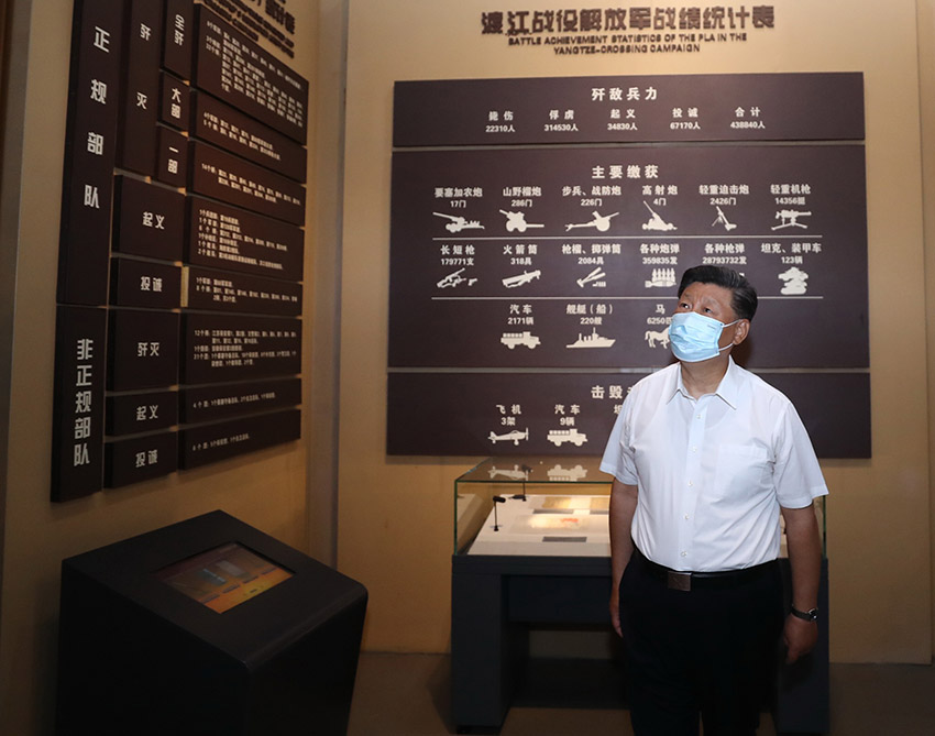 習近平總書記19日下午在安徽省合肥市考察調研。他在肥東縣十八聯圩生態濕地蓄洪區巢湖大堤羅家疃段，察看巢湖水勢水情，看望慰問防汛抗洪一線人員、先進典型代表和參加抗洪搶險的解放軍、武警部隊官兵。當天下午，習近平在合肥還參觀了安徽創新館和渡江戰役紀念館，了解安徽省科技創新和新興產業發展情況，重溫革命歷史、緬懷革命先烈。（文字記者：新華社 張曉鬆 攝影記者：新華社 鞠鵬 王曄 燕雁）