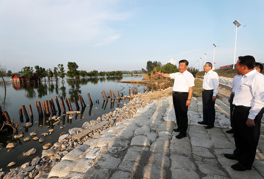 8月18日至21日，中共中央總書記、國家主席、中央軍委主席習(xí)近平在安徽省考察。這是19日下午，習(xí)近平在合肥市肥東縣十八聯(lián)圩生態(tài)濕地蓄洪區(qū)巢湖大堤羅家疃段考察，了解巢湖主要圩口分洪和蓄洪區(qū)受災(zāi)情況。 新華社記者 王曄 攝