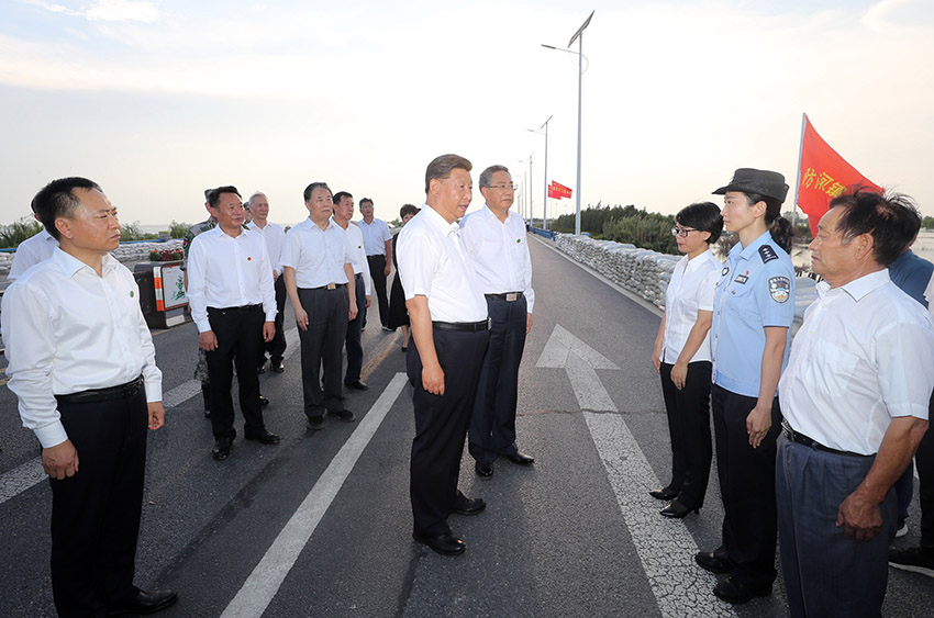 8月18日至21日，中共中央總書記、國(guó)家主席、中央軍委主席習(xí)近平在安徽省考察。這是19日下午，習(xí)近平在合肥市肥東縣十八聯(lián)圩生態(tài)濕地蓄洪區(qū)巢湖大堤上，親切看望慰問在防汛抗洪救災(zāi)斗爭(zhēng)中犧牲同志的家屬。 新華社記者 王曄 攝