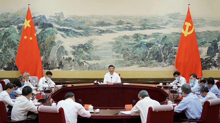 8月24日，中共中央總書記、國家主席、中央軍委主席習近平在中南海主持召開經(jīng)濟社會領域?qū)＜易剷K發(fā)表重要講話。 新華社記者 李學仁 攝
