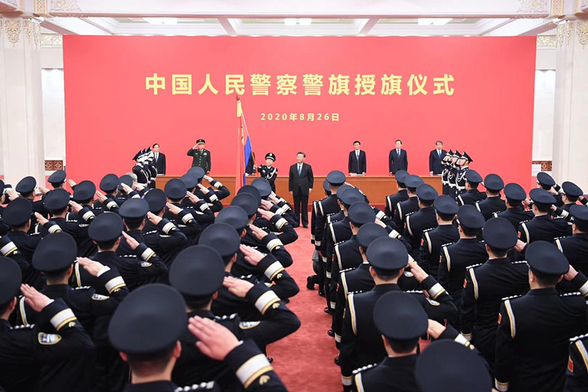 8月26日，中國人民警察警旗授旗儀式在人民大會堂舉行。中共中央總書記、國家主席、中央軍委主席習近平向中國人民警察隊伍授旗並致訓詞。 新華社記者 張領 攝