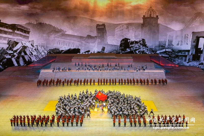 情景舞蹈《黨旗在我心中》表現了在中國共產黨領導下，全國人民勠力同心、眾志成城，取得抗擊“非典”、抗震救災的偉大勝利。人民網記者 翁奇羽攝