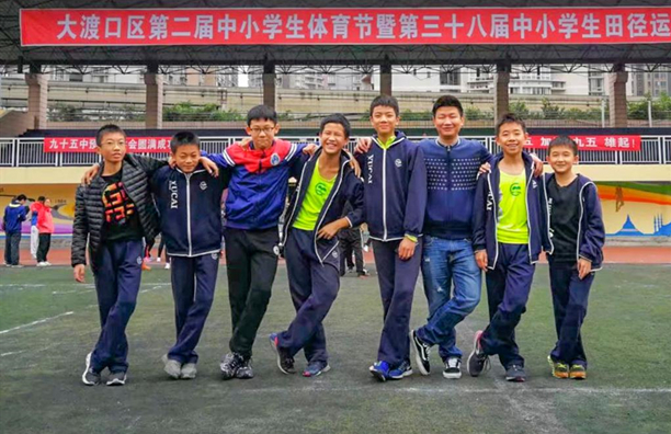 王紅旭(右三)在運動會上和學生合影(2012年10月26日攝)。