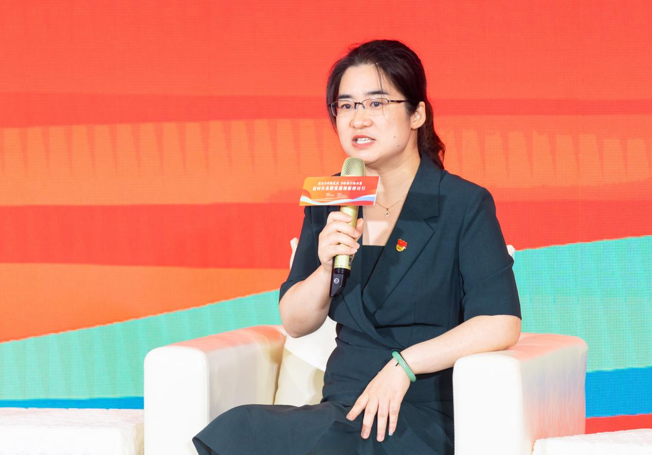 圖為全國人大代表、江蘇省建湖縣天和生態農業合作社理事長、陳甲村黨總支書記魯曼在新時代基層黨建創新研討行鄉村振興帶頭人沙龍上發言。