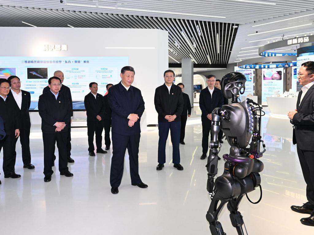 2023年11月28日下午，習近平在浦東新區張江科學城參觀上海科技創新成果展。新華社記者 謝環馳 攝