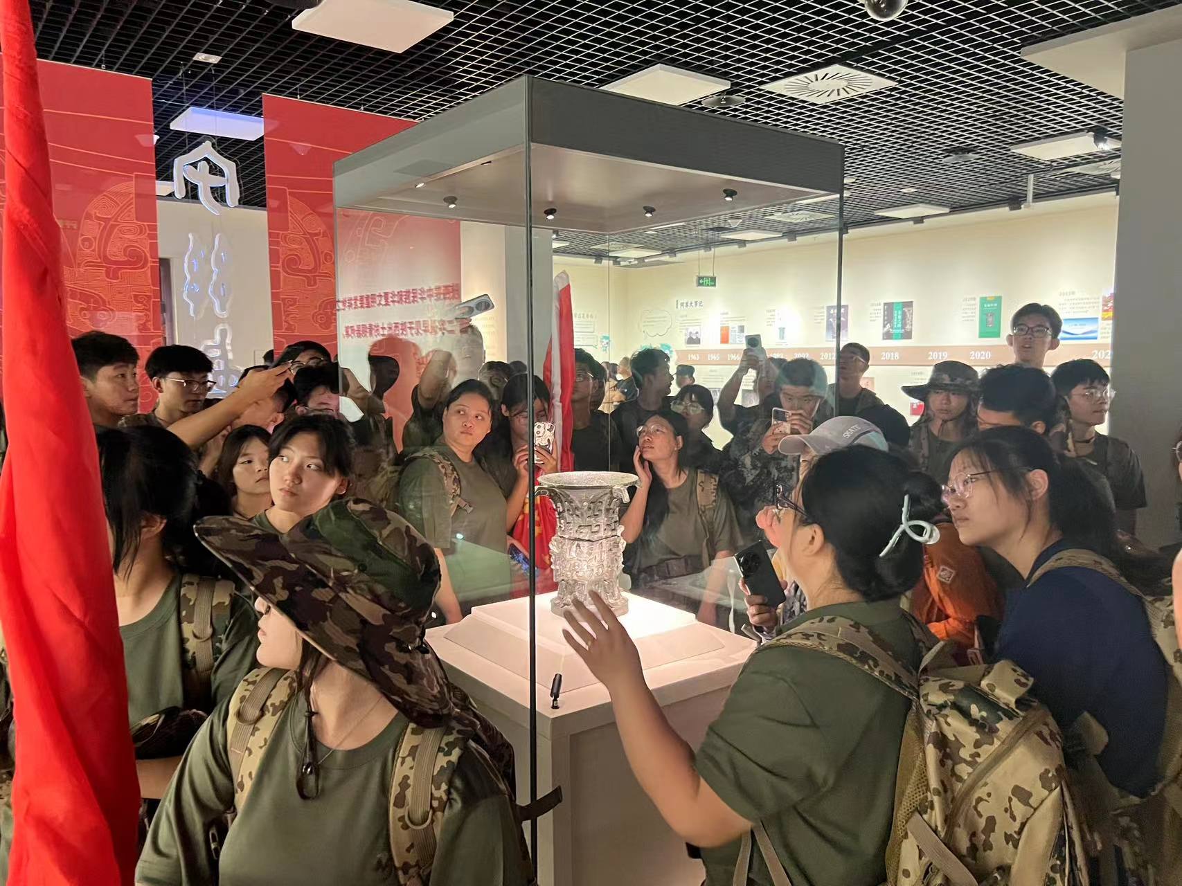 明星文物“何尊”吸引了大量游客參觀。寶雞青銅器博物院供圖