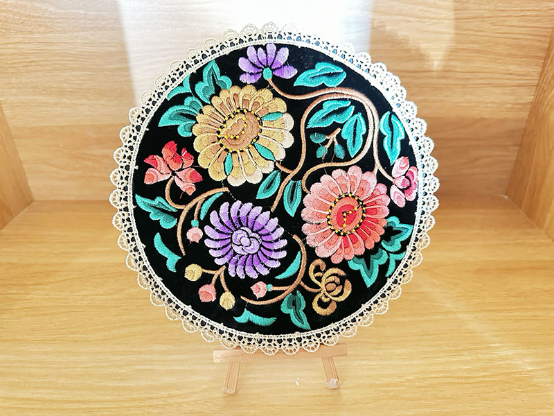 烏水吐汗·克爾曼的刺繡作品。人民網記者 楊睿攝