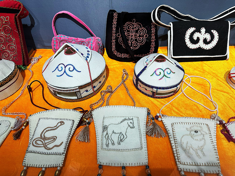 柯爾克孜族刺繡。人民網記者 楊睿攝