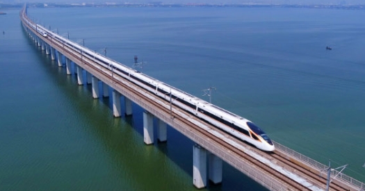 復興道路上的亮麗名片2024年6月24日，在全國科技大會、國家科學技術獎勵大會、兩院院士大會上，“復興號”高速列車項目榮獲2023年度國家科學技術進步獎特等獎。“高鐵技術樹起國際標桿”！習近平總書記出席大會并發表重要講話，深情點贊中國高鐵，并親自為“復興號”高速列車項目完成人代表頒發證書。