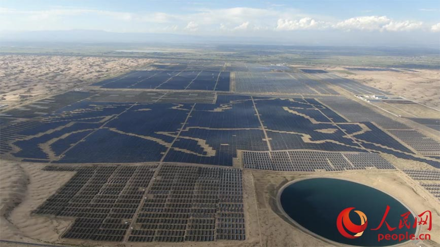 庫布其沙漠腹地的鄂爾多斯市達拉特光伏發電應用領跑基地。人民網記者 齊浩男攝