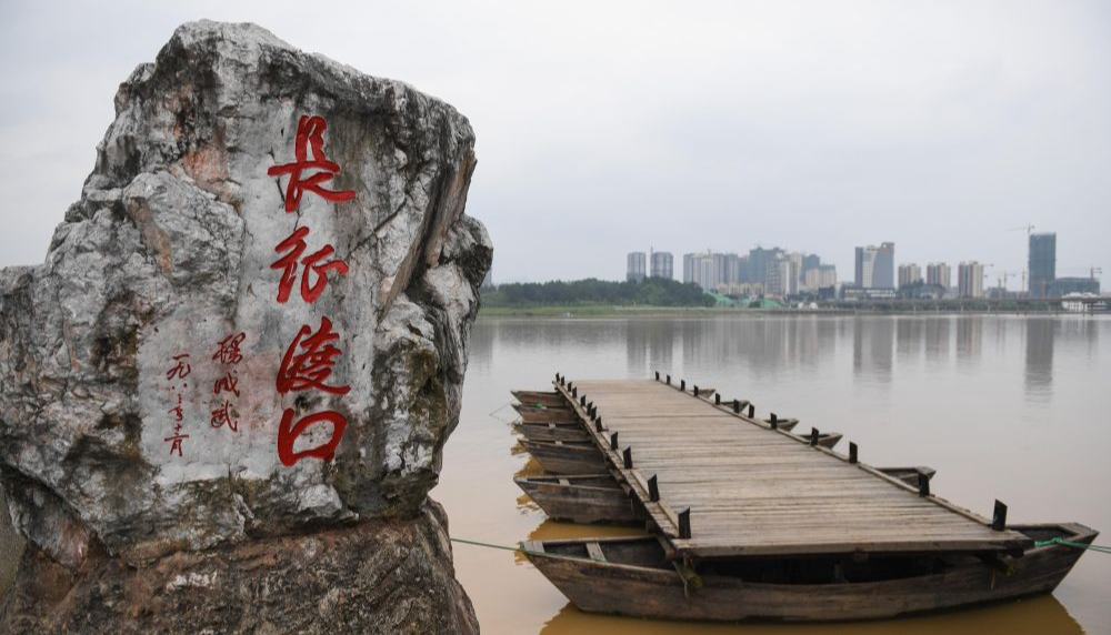 走好新時(shí)代的長(zhǎng)征路 弘揚(yáng)偉大長(zhǎng)征精神1934年10月至1936年10月，我們黨領(lǐng)導(dǎo)紅軍，以非凡的智慧和大無(wú)畏的英雄氣概，戰(zhàn)勝千難萬(wàn)險(xiǎn)，付出巨大犧牲，勝利完成震撼世界、彪炳史冊(cè)的長(zhǎng)征。習(xí)近平總書記指出，長(zhǎng)征這一人類歷史上的偉大壯舉，留給我們最可寶貴的精神財(cái)富，就是中國(guó)共產(chǎn)黨人和紅軍將士用生命和熱血鑄就的偉大長(zhǎng)征精神。