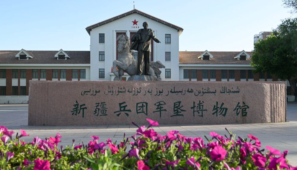70年來(lái)，兵團(tuán)人作出不可磨滅的歷史貢獻(xiàn)兵團(tuán)充分發(fā)揚(yáng)“熱愛祖國(guó)、無(wú)私奉獻(xiàn)、艱苦創(chuàng)業(yè)、開拓進(jìn)取”的兵團(tuán)精神，為推動(dòng)新疆發(fā)展、增進(jìn)民族團(tuán)結(jié)、維護(hù)社會(huì)穩(wěn)定、鞏固國(guó)家邊防作出了不可磨滅的歷史貢獻(xiàn)。習(xí)近平總書記強(qiáng)調(diào)：兵團(tuán)的戰(zhàn)略地位不可替代。希望大家發(fā)揚(yáng)兵團(tuán)精神，繼續(xù)努力、深化改革、腳踏實(shí)地、再接再厲，把兵團(tuán)建設(shè)得更強(qiáng)大更繁榮。
