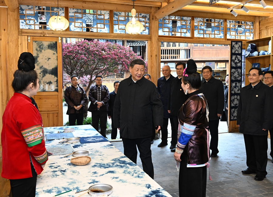 2025年3月17日下午，習近平在黔東南州黎平縣肇興侗寨侗鄉(xiāng)特色產(chǎn)業(yè)基地考察。新華社記者 謝環(huán)馳 攝