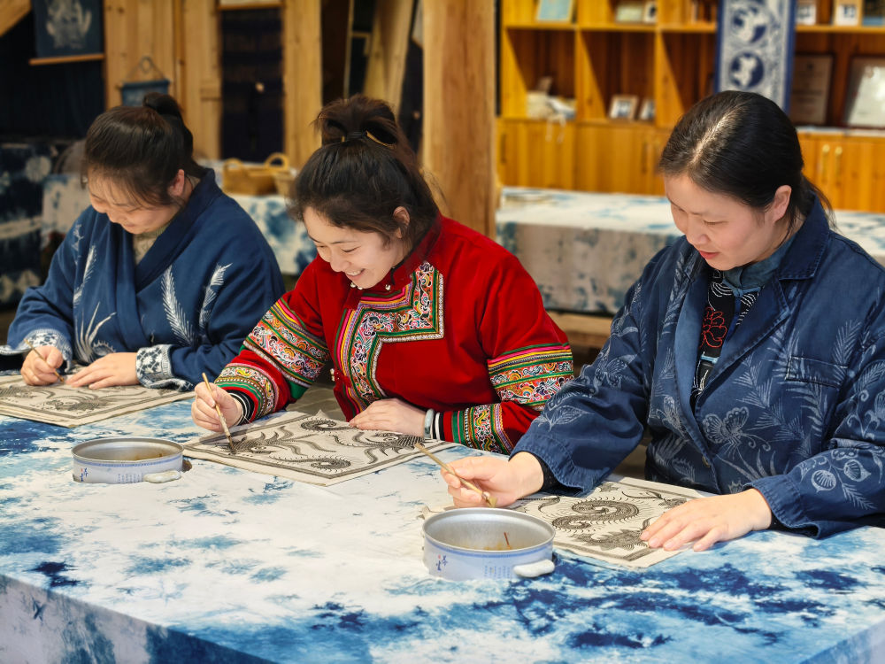 2025年3月14日，村民在肇興侗寨內(nèi)制作蠟染。圖片來源：新華社