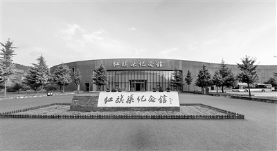 紅旗渠紀念館形態設計為舞動的紅色水渠，是紅旗渠形態的延伸。展館陳列包括“千年旱魔，世代抗爭”“紅旗引領，創造奇跡”等五部分，全面還原河南安陽林州人民為改變缺水面貌艱苦奮斗的歷程，彰顯“自力更生、艱苦創業、團結協作、無私奉獻”的紅旗渠精神。